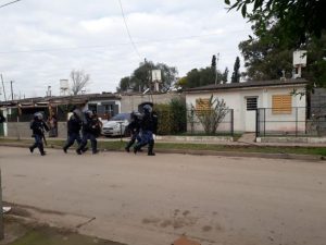 Vecinos atacaron la casa de un policía acusado de abuso | Canal Showsport