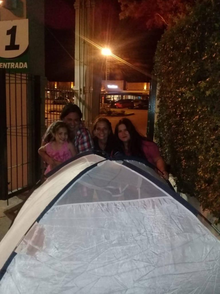 Fans de Luis Miguel acampan en el Orfeo • Canal C
