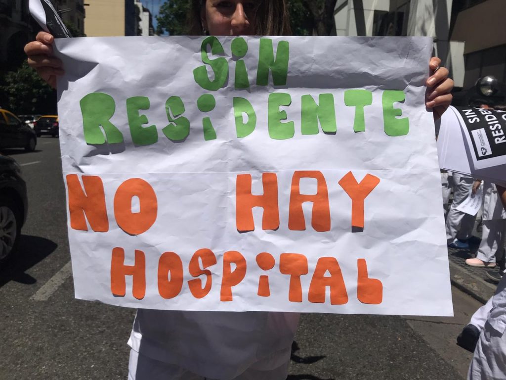 Residentes marcharon hacia el ministerio de Salud • Canal C