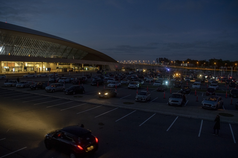 Uruguay: convirtió su aeropuerto en un autocine • Canal C