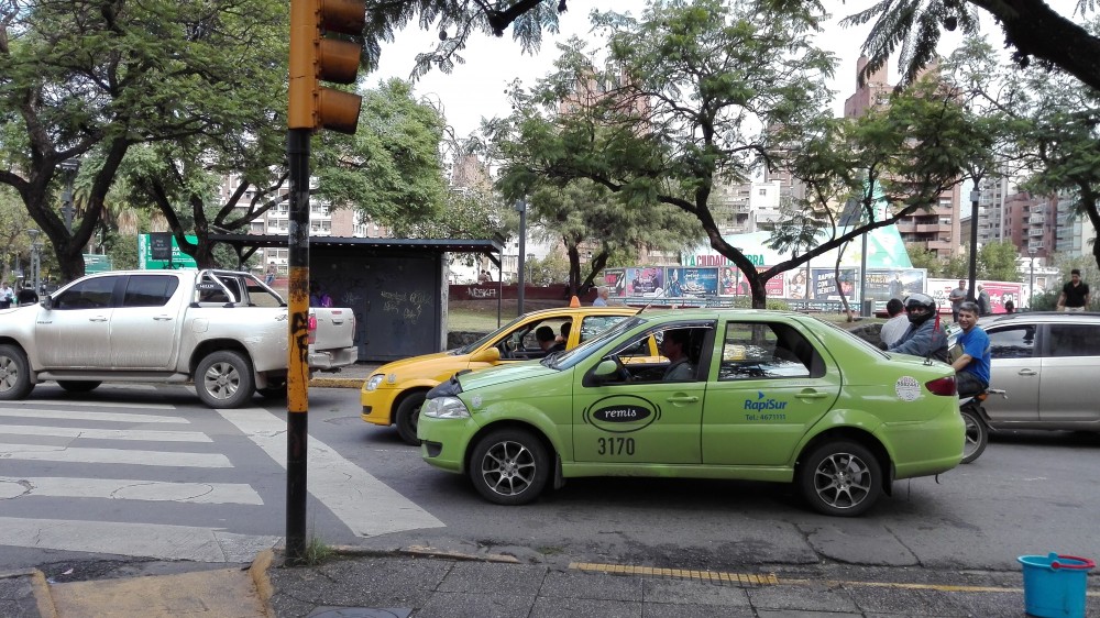 Taxis y remises aumentan un 10% su tarifa • Canal C