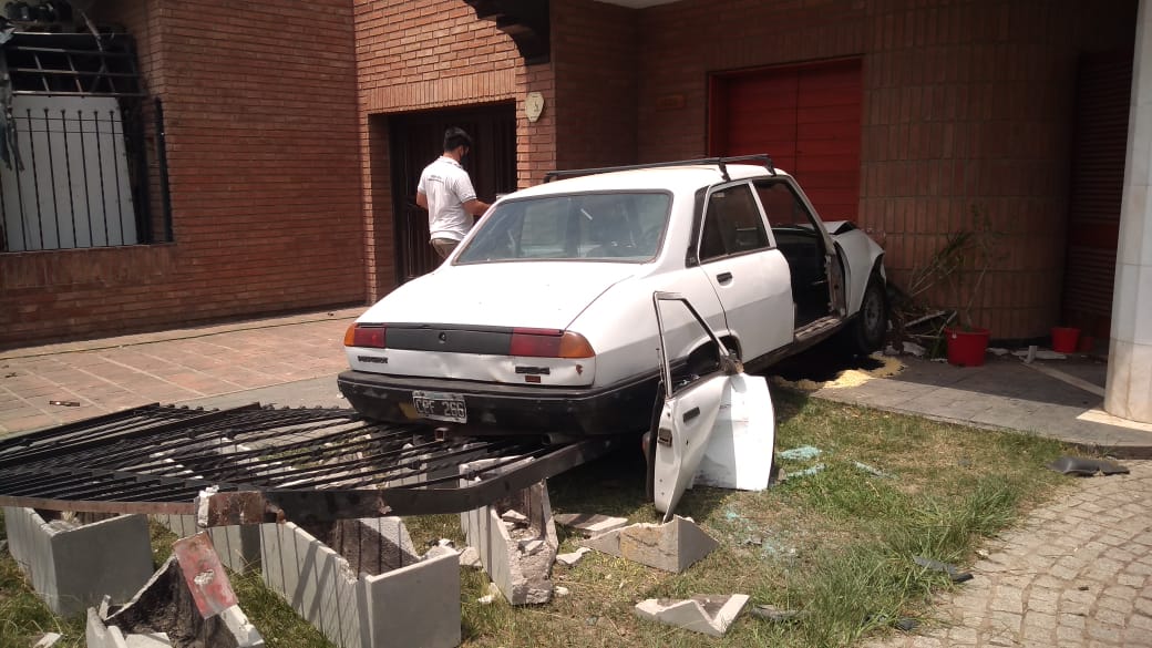 Un auto se incrustó en una casa en Bajo Palermo • Canal C