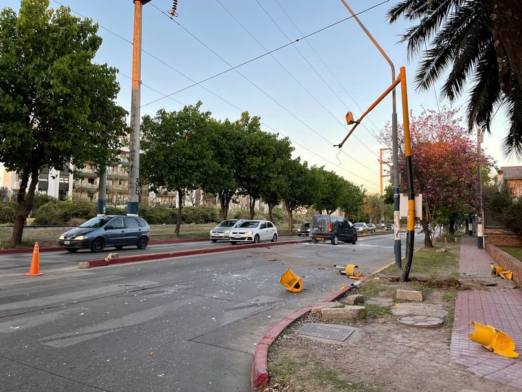 Un auto chocó contra un semáforo en Parque Vélez Sarsfield • Canal C