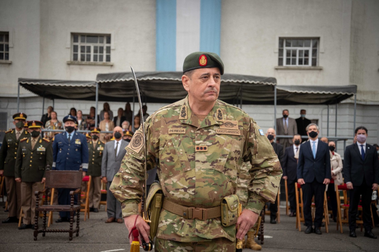 El ministro Taiana tomó juramento al nuevo jefe del Ejército • Canal C