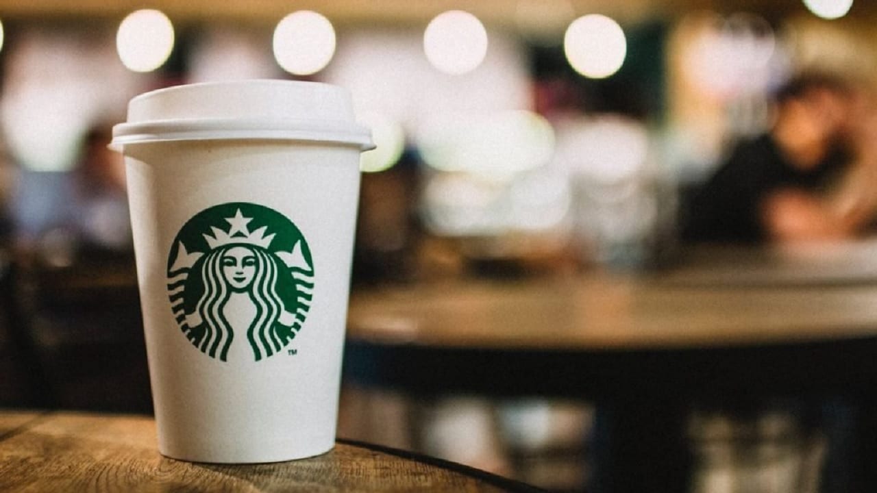 Starbucks dejará de usar vasos descartables y sus clientes deberán llevar su propio vaso o pagarlo • Canal C