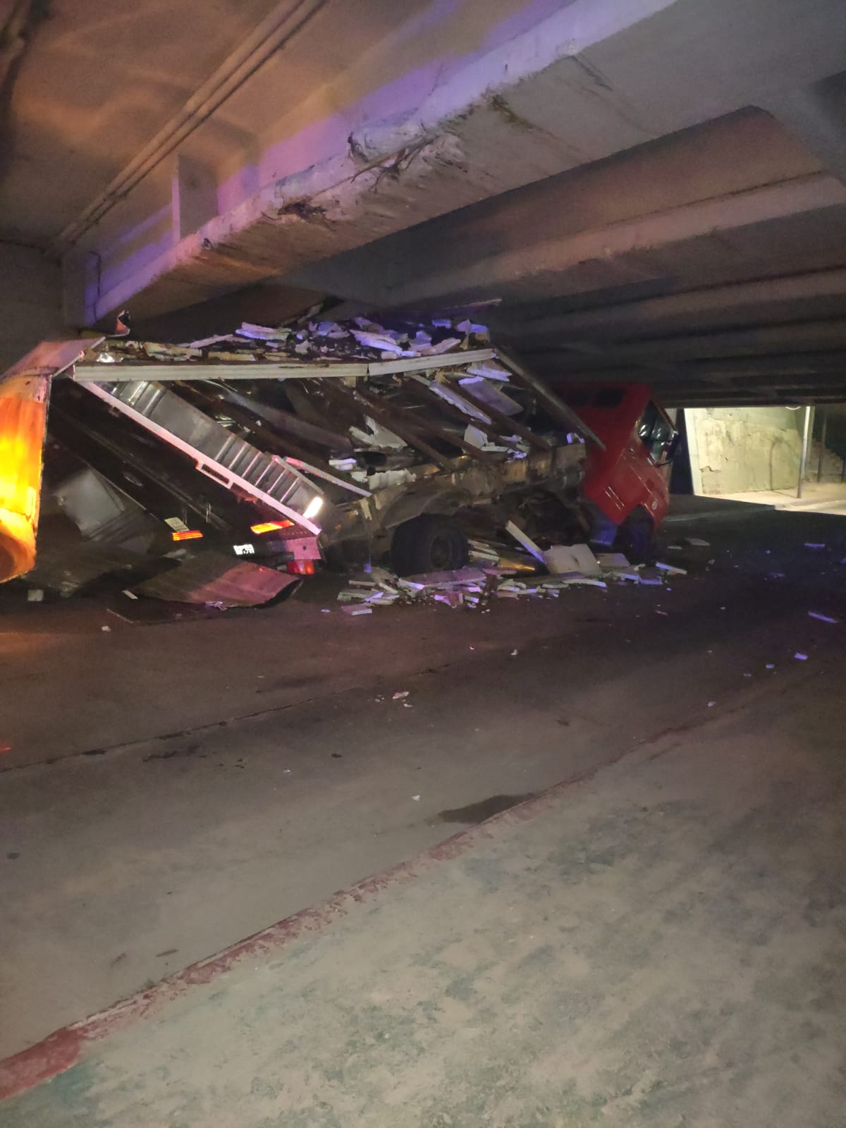 Impactante accidente vial: un camión terminó destrozado bajo el Puente Sarmiento • Canal C