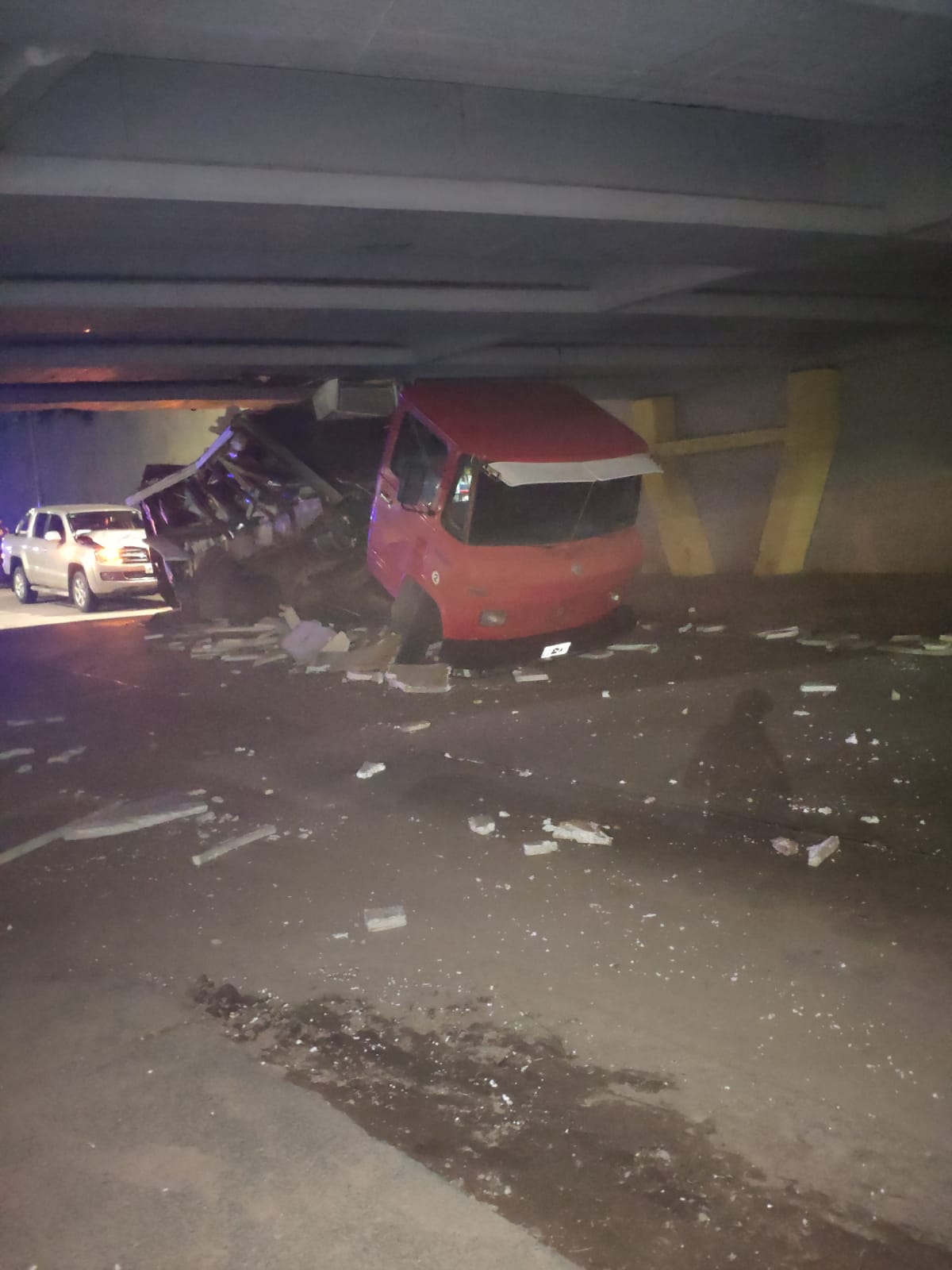 Impactante accidente vial: un camión terminó destrozado bajo el Puente Sarmiento • Canal C