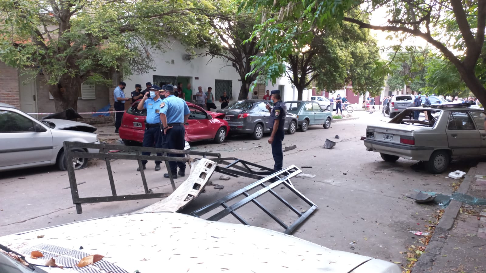 Accidente de transito en Barrio General Bustos: el impacto afectó a 5 vehículos y 1 motocicleta • Canal C