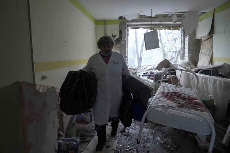 Rusia bombardeó y destruyó un hospital materno infantil en Ucrania • Canal C