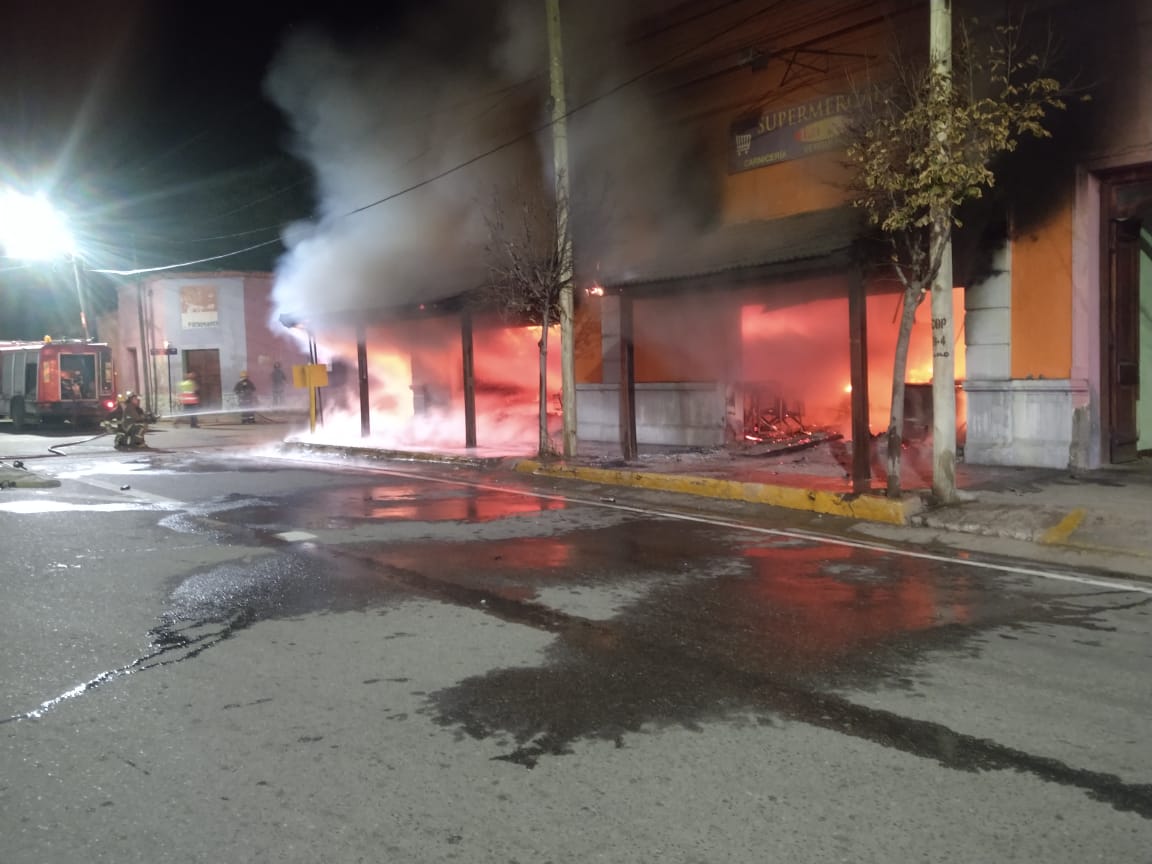 Terrible susto en el incendio de un supermercado • Canal C