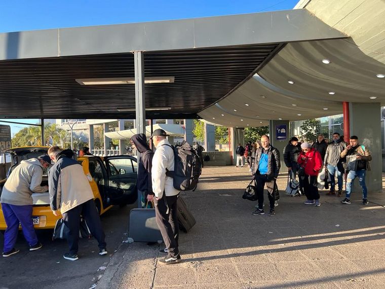 La terminal de Córdoba explotada de turistas por el finde XXL • Canal C