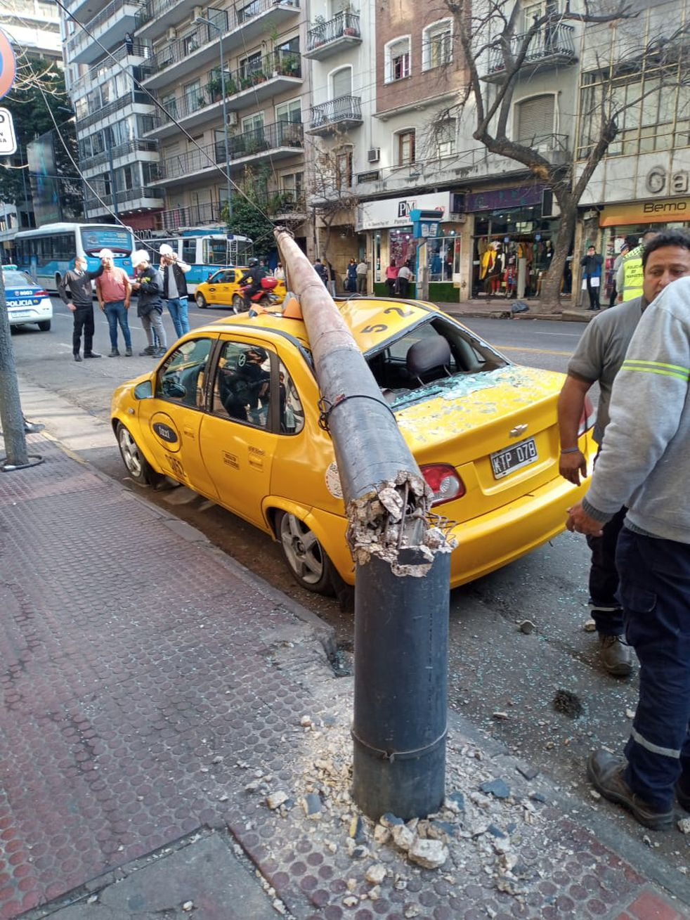 Un poste aplastó a un taxi en el centro de Córdoba • Canal C