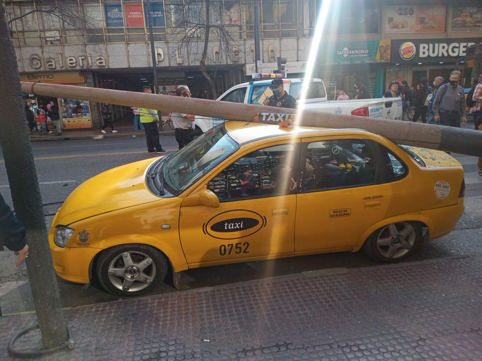 Un poste aplastó a un taxi en el centro de Córdoba • Canal C