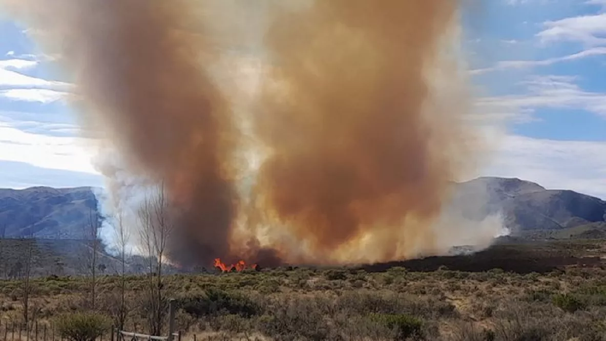 Bomberos combaten un gran incendio en la zona del Dique Los Molinos • Canal C