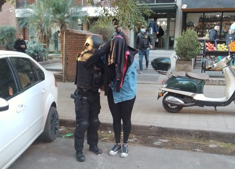 Barrio Nueva Córdoba: detuvieron a una estudiante que vendía éxtasis y otras drogas en su departamento • Canal C