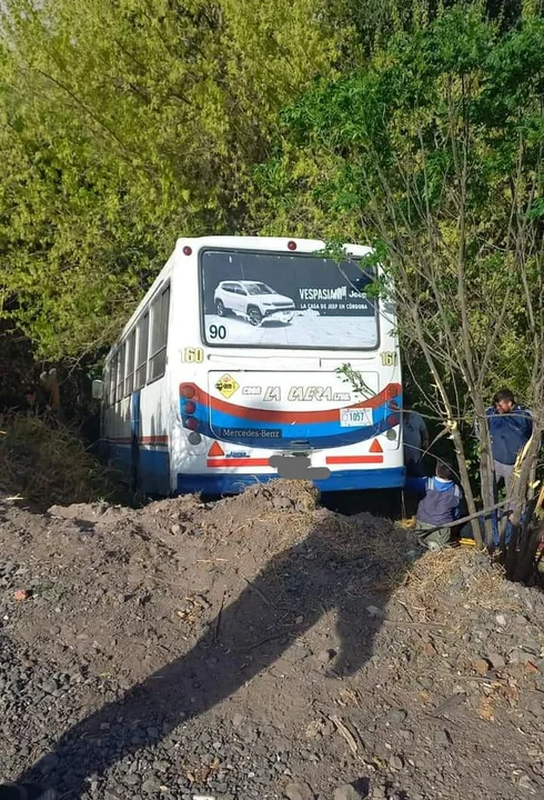 Un colectivo se desbarrancó en Calera y hay 16 heridos • Canal C