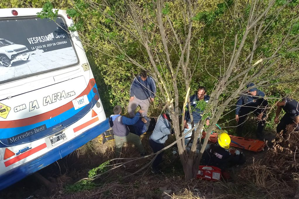 Un colectivo se desbarrancó en Calera y hay 16 heridos • Canal C