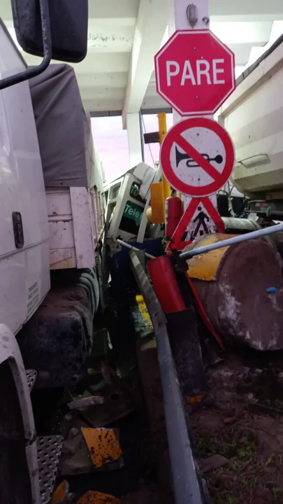 Un camión impactó contra una cabina de peaje y se salvaron de milagro • Canal C