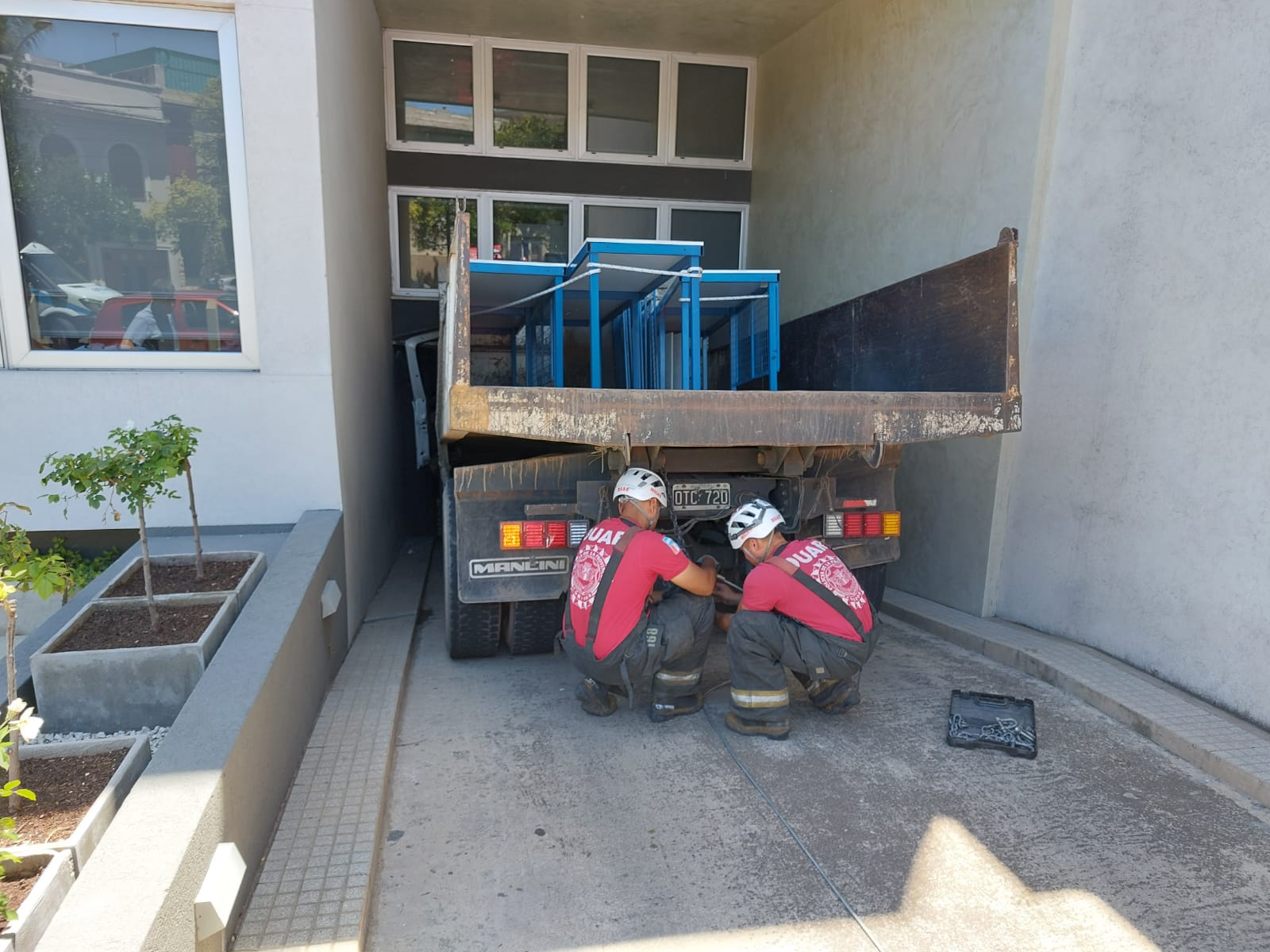 Una camioneta se incrustó en un edificio • Canal C
