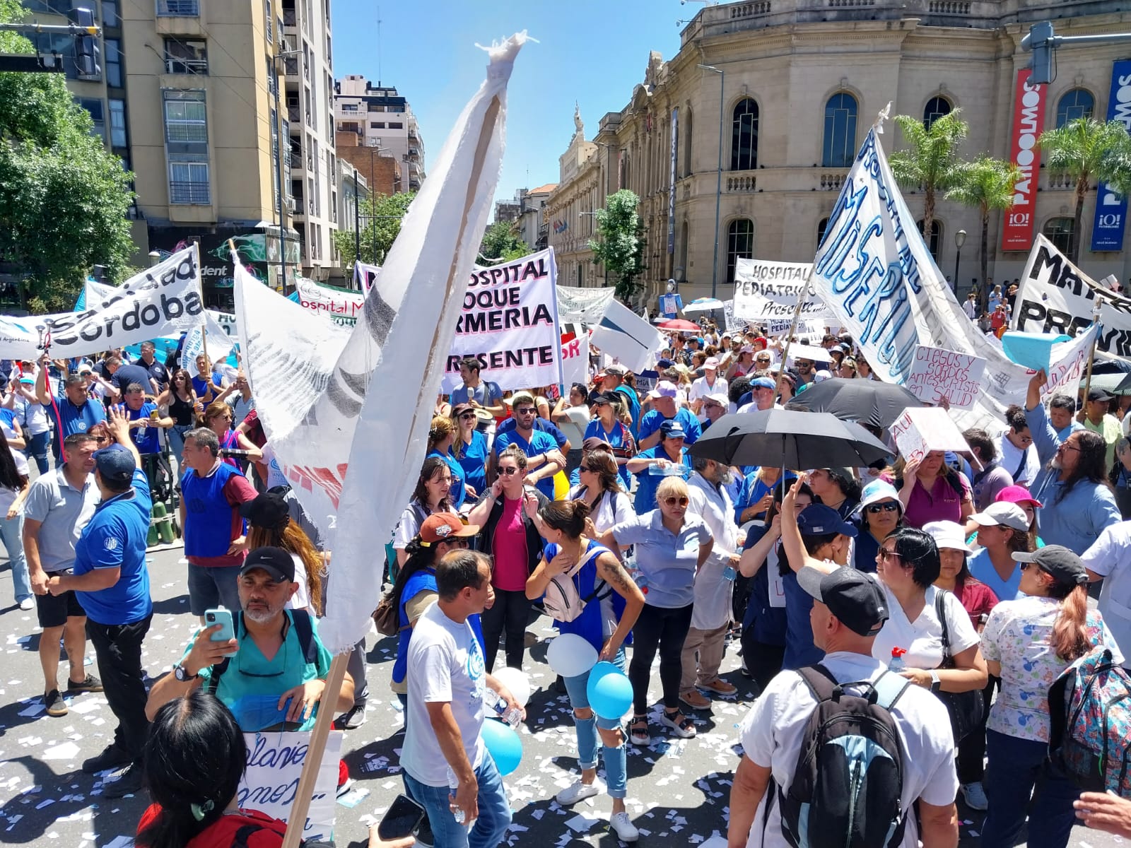 Multitudinaria protesta del Personal de Salud frente al Patio Olmos • Canal C