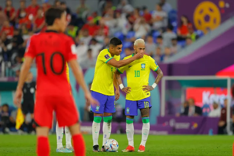¿Qué le puso Casemiro a Neymar en la nariz? • Canal C