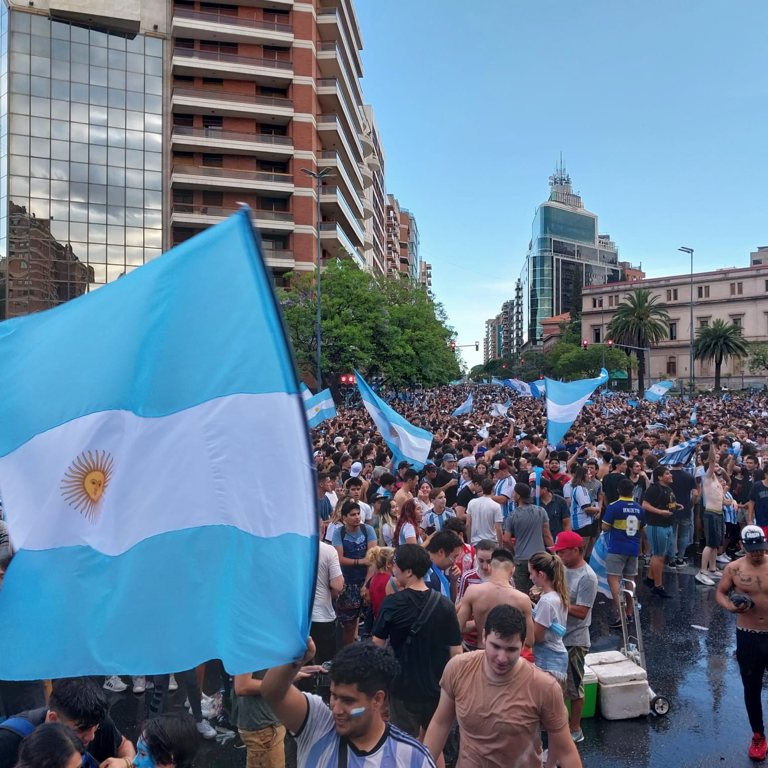 El Patio Olmos se llenó de hinchas después del triunfo de Argentina • Canal C