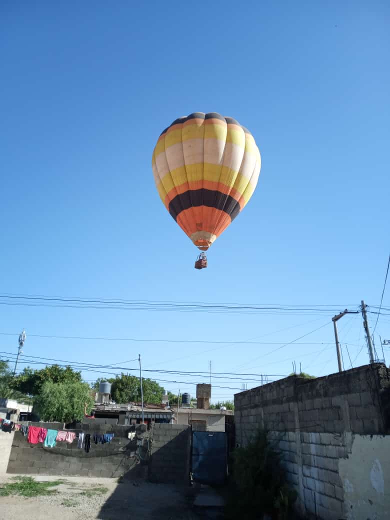 ¡Insólito! Un globo aerostático aterrizó en el patio de una casa • Canal C