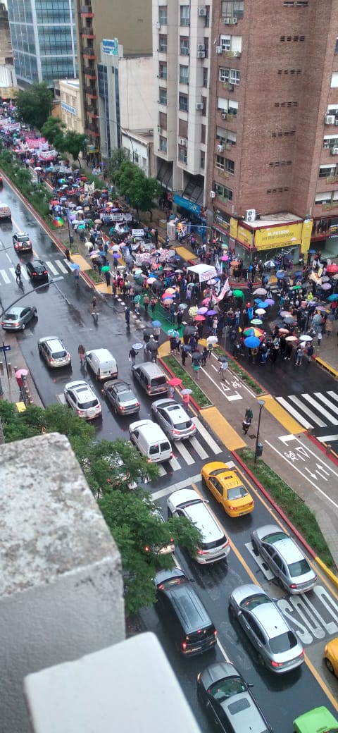 Pese a la intensa lluvia, docentes y personal de salud marchan en la ciudad • Canal C