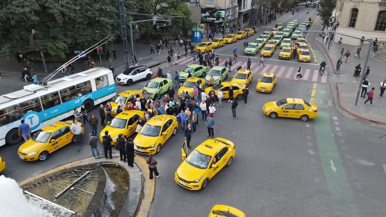 Frente al Patio Olmos, Taxistas reclamaron por más seguridad • Canal C