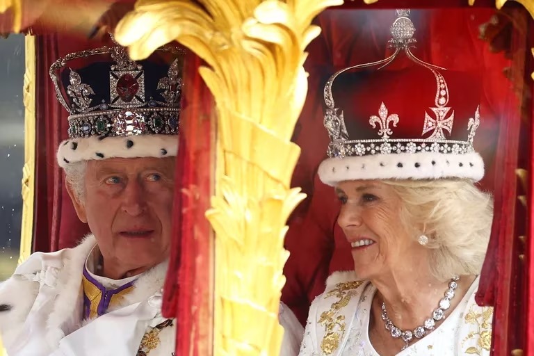 Todas las fotos de la coronación de Carlos III • Canal C
