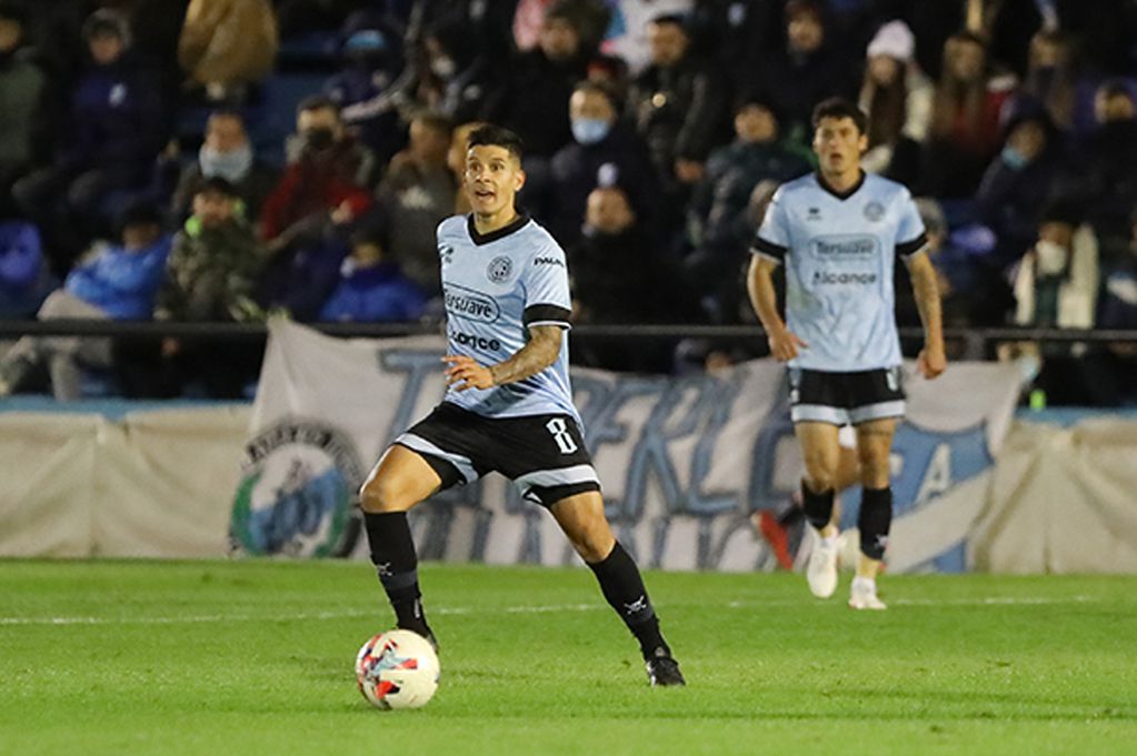 Dos equipos de la Primera Nacional tienen en la mira a dos jugadores de Belgrano • Canal C