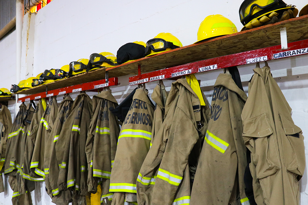 La Provincia entregó equipamiento forestal y de protección personal a bomberos • Canal C