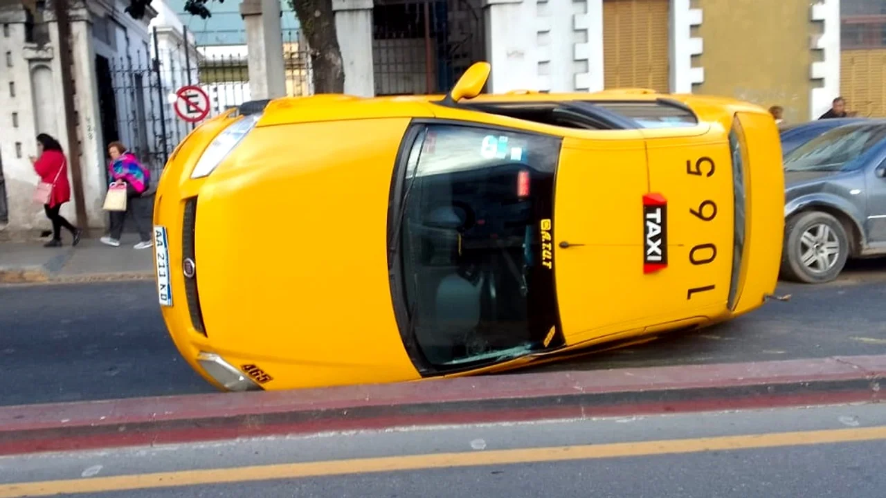 Un taxi volcó en frente de la Terminal de Córdoba • Canal C