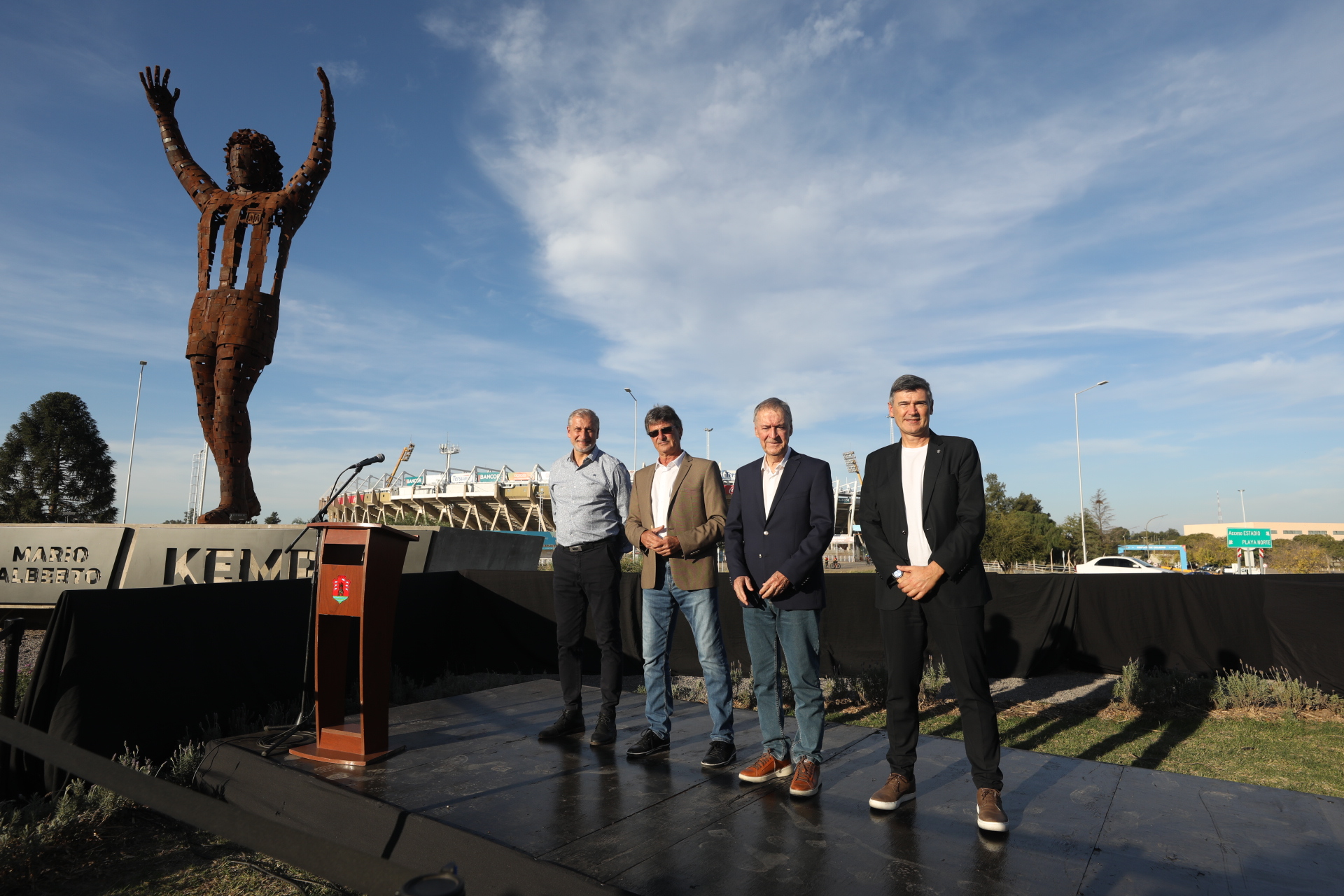 Con la presencia de Mario Kempes se inauguró la estatua al ingreso al estadio | Canal Showsport