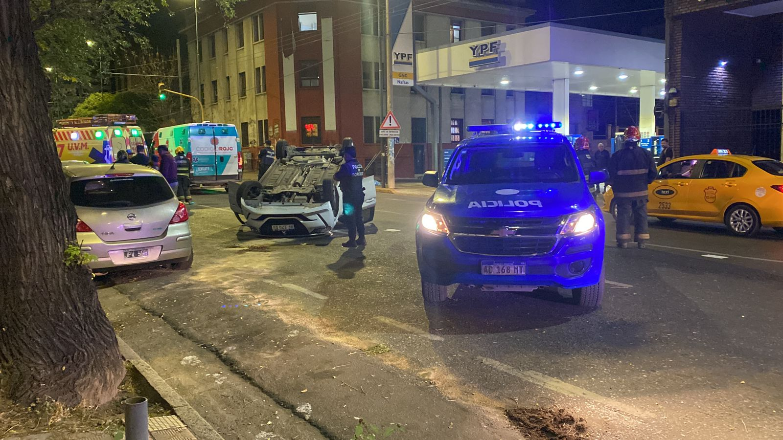 Impactante accidente vial: un auto terminó dado vuelta en Av. Vélez Sarsfield • Canal C