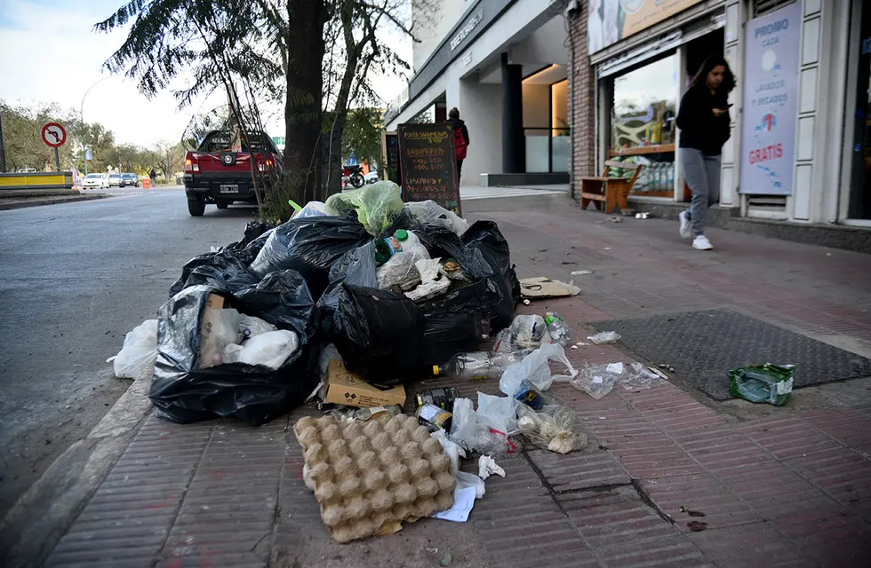 Vecinos alertan que Nueva Córdoba y Güemes amaneció con montañas de basura • Canal C