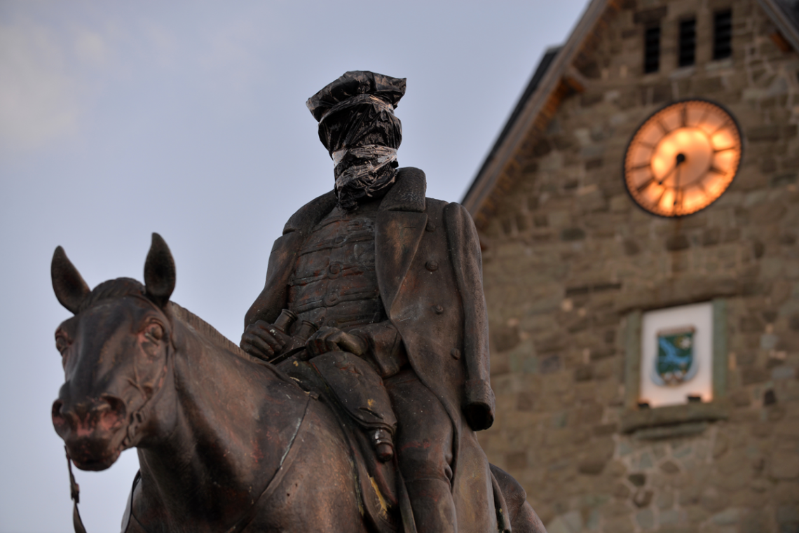 Retirarán la estatua de Julio A. Roca ubicada en el Centro Cívico de Bariloche • Canal C