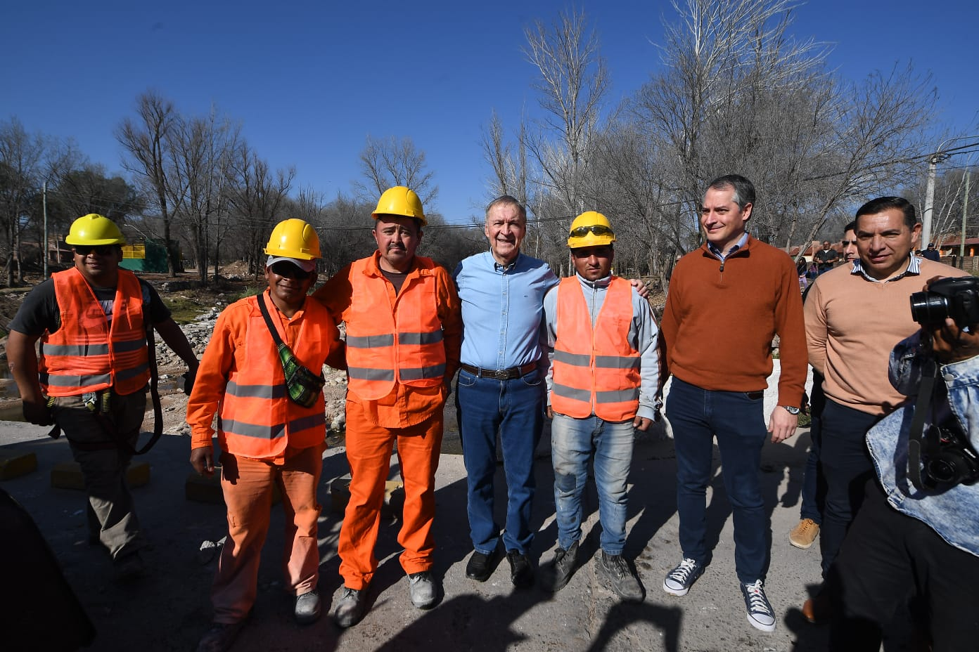 El Gobernador supervisó la obra del nuevo puente Vado Los Cedros • Canal C