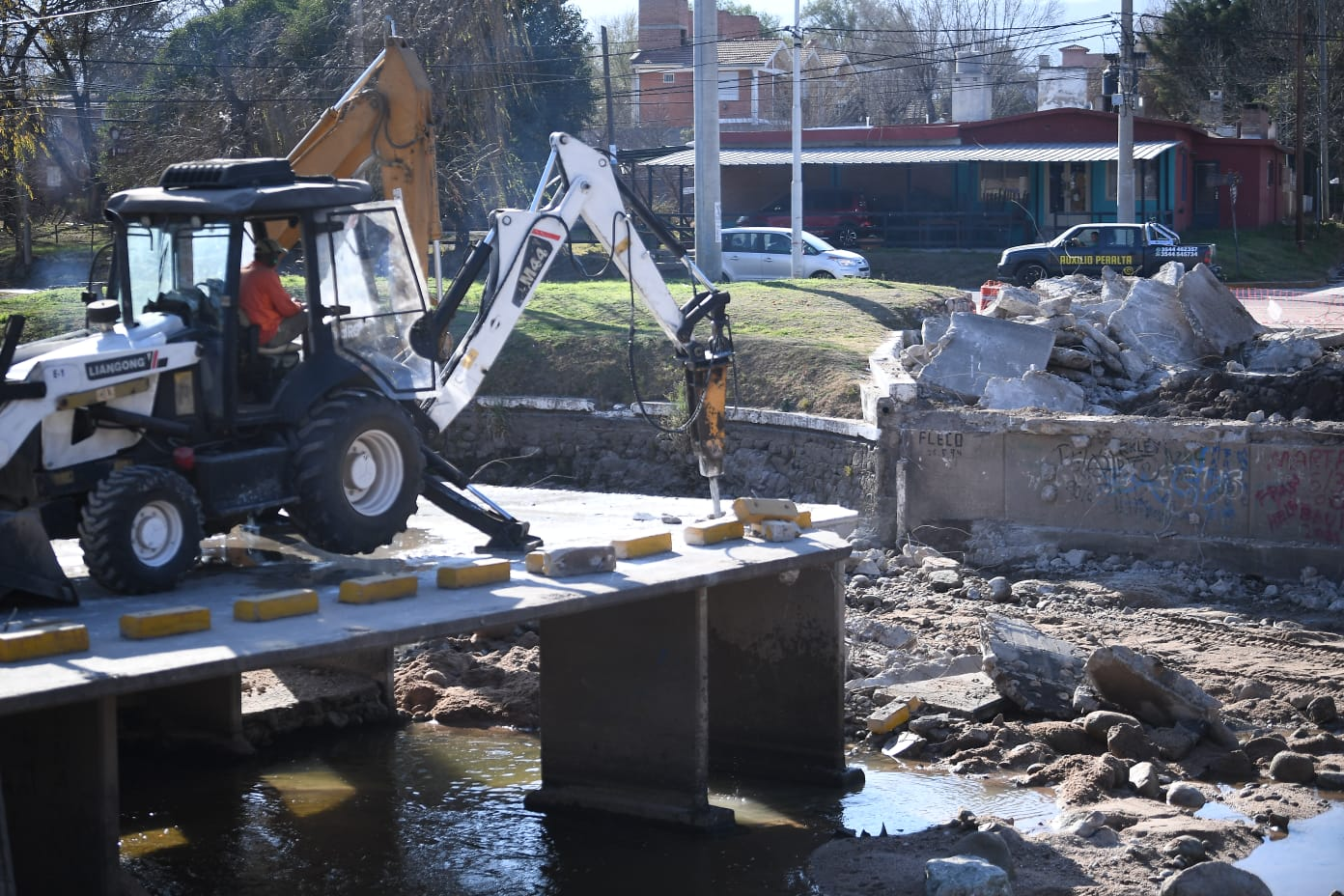 El Gobernador supervisó la obra del nuevo puente Vado Los Cedros • Canal C