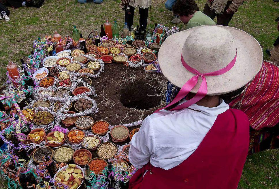 Día de la Pachamama: ¿Cuál es su origen y por qué se celebra tomando caña con ruda y haciendo la corpachada? • Canal C