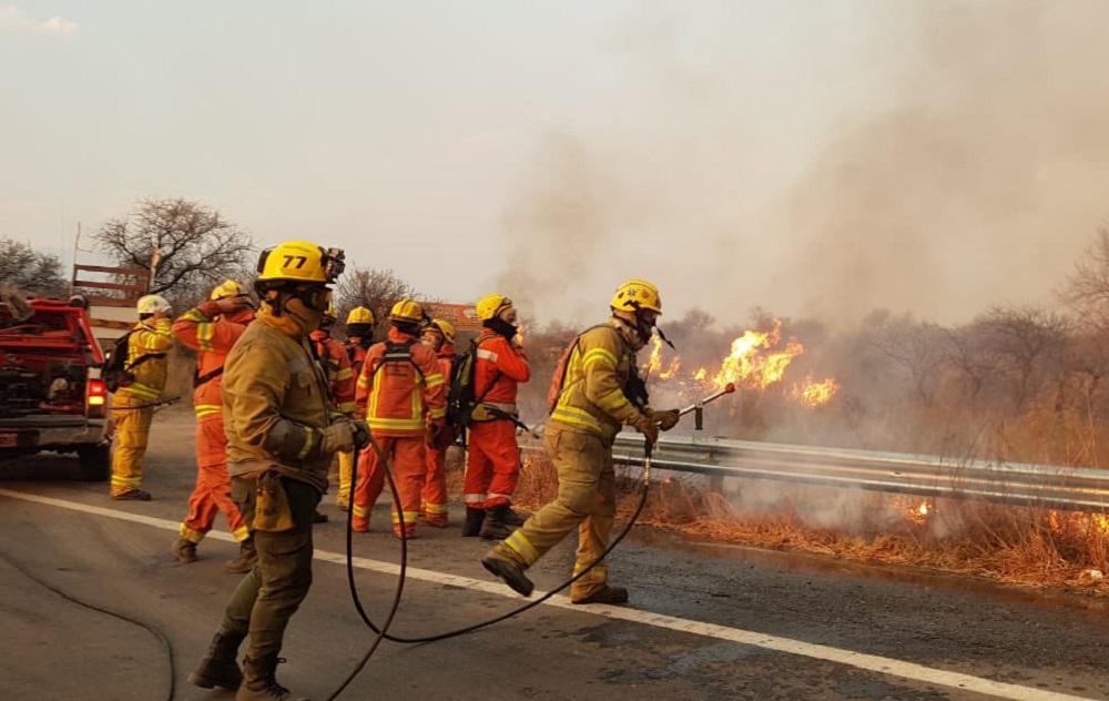 Gran trabajo de bomberos para combatir un incendio en Ambul • Canal C