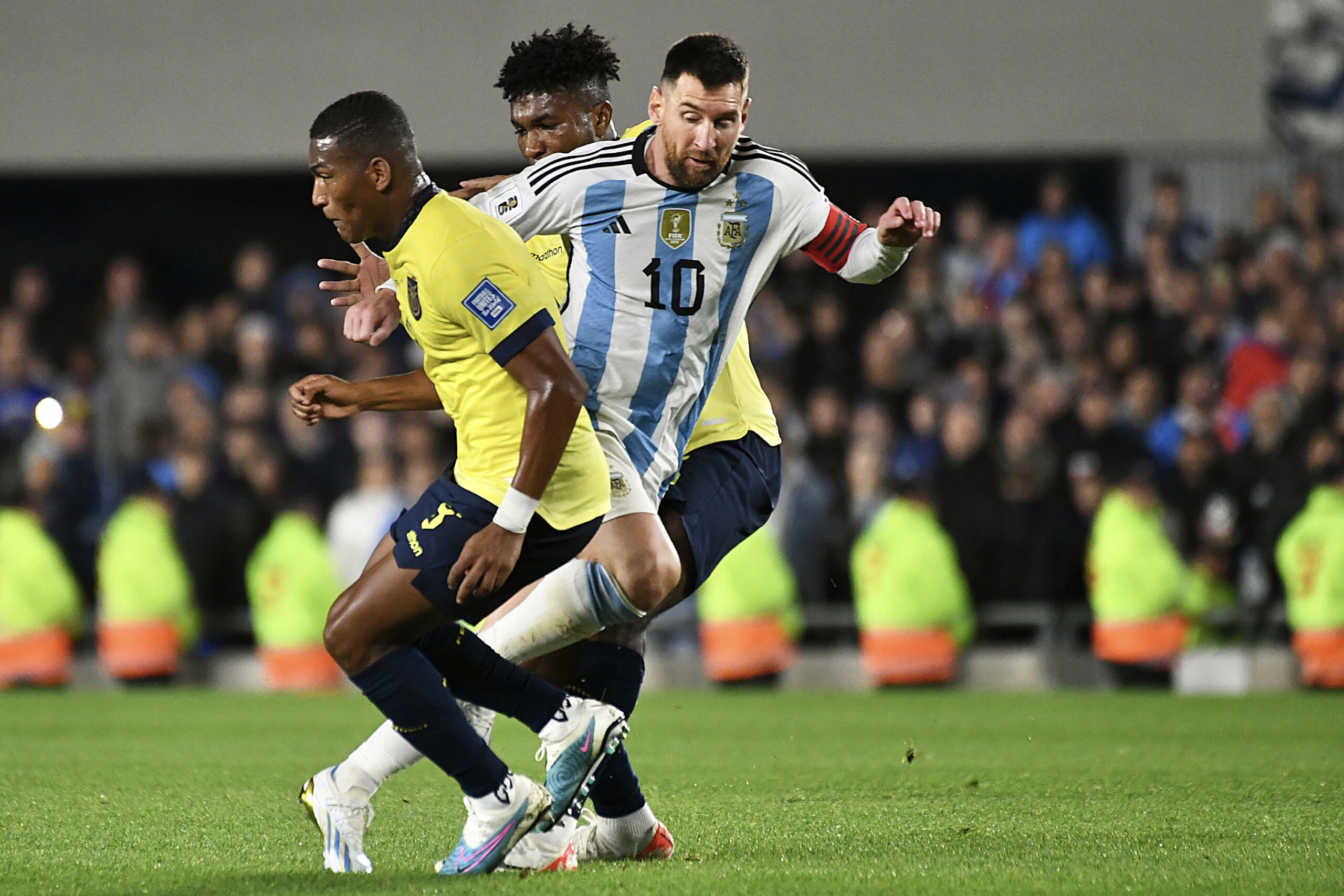 Argentina superó a Ecuador con una joya de Messi • Canal C