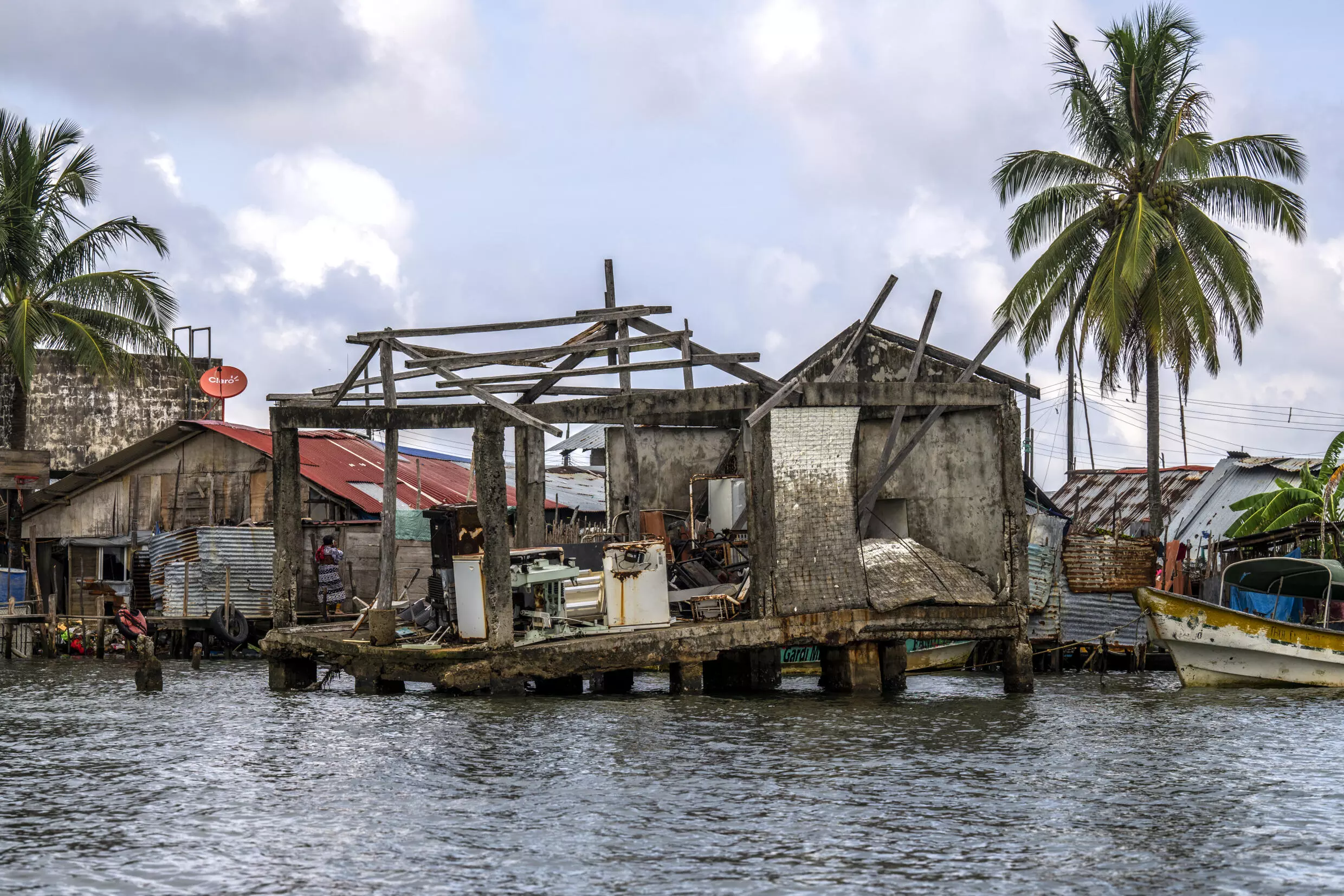 Cambio Climatico: comunidad indígena se despide de su isla antes que la trague el mar • Canal C
