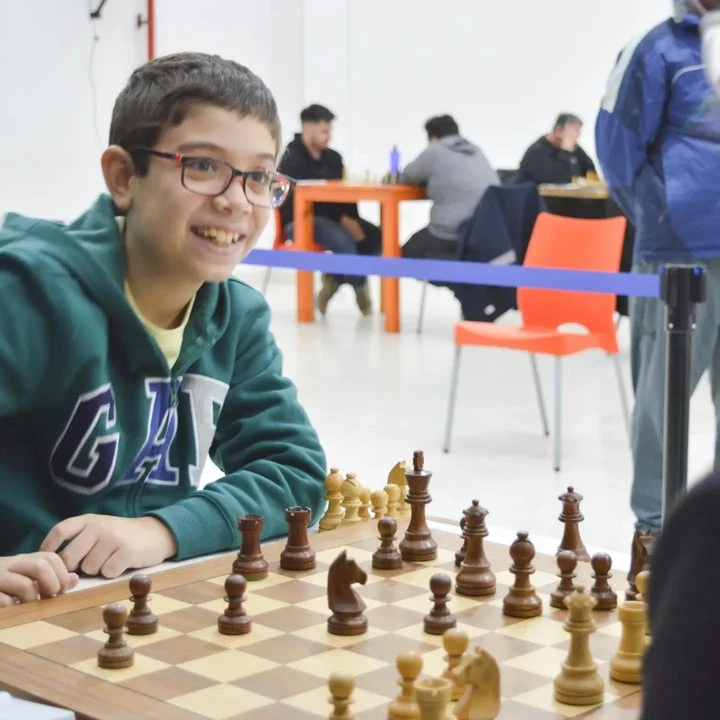 "El Pibe de Oro": un niño argentino de 9 años fue consagrado maestro internacional de ajedrez • Canal C
