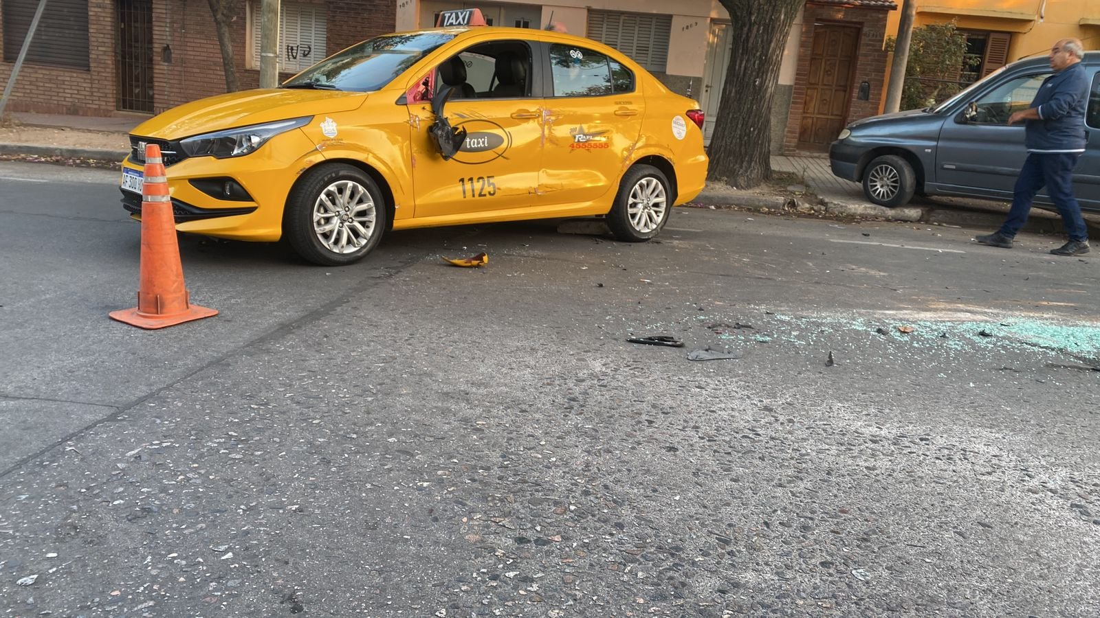 Video: terrible accidente vial termina con un taxi dado vuelta en barrio Pueyrredón • Canal C