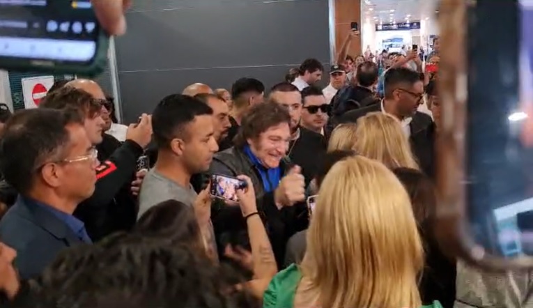 Una multitud recibió a Javier Milei en el Aeropuerto • Canal C