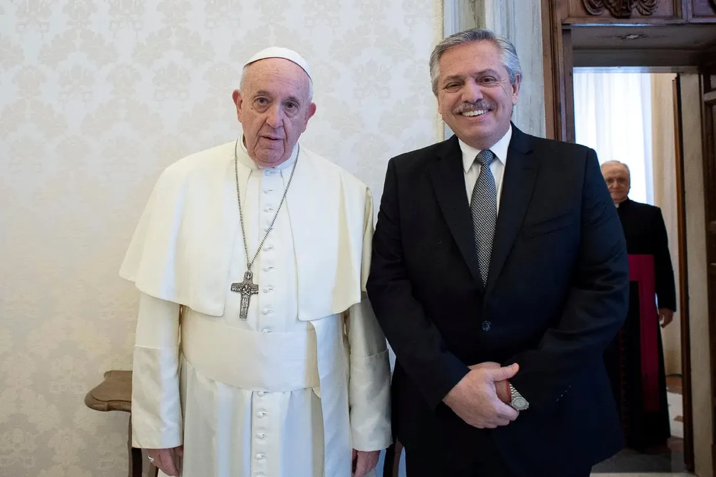 Fernández postergó su viaje al Vaticano para enfocarse en la transición con Milei • Canal C