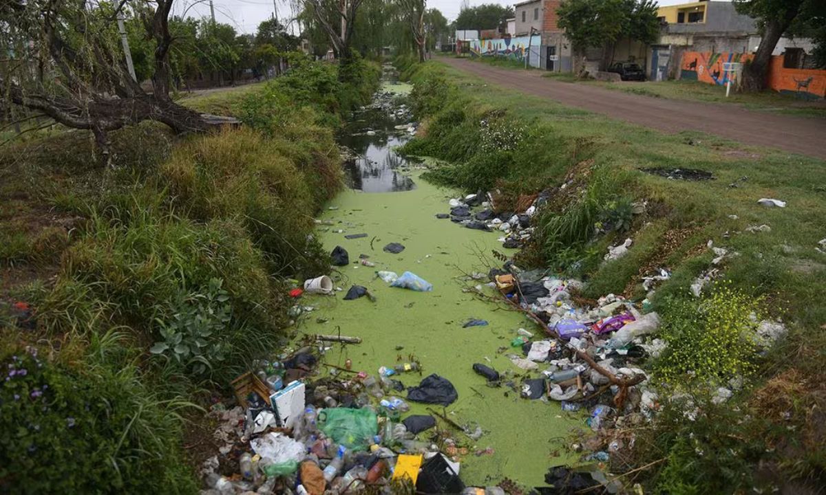 Vecinos de barrio Comercial reclaman la limpieza del Canal Maestro Sur • Canal C
