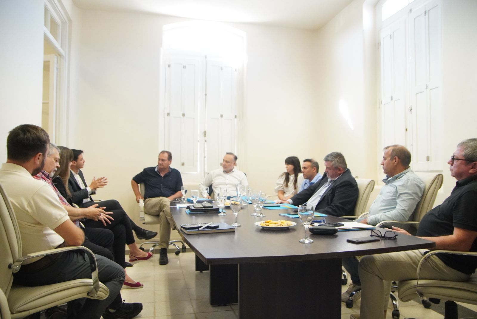 El ministro Eduardo Accastello junto a su equipo se reunió con Pedro Dellarossa • Canal C