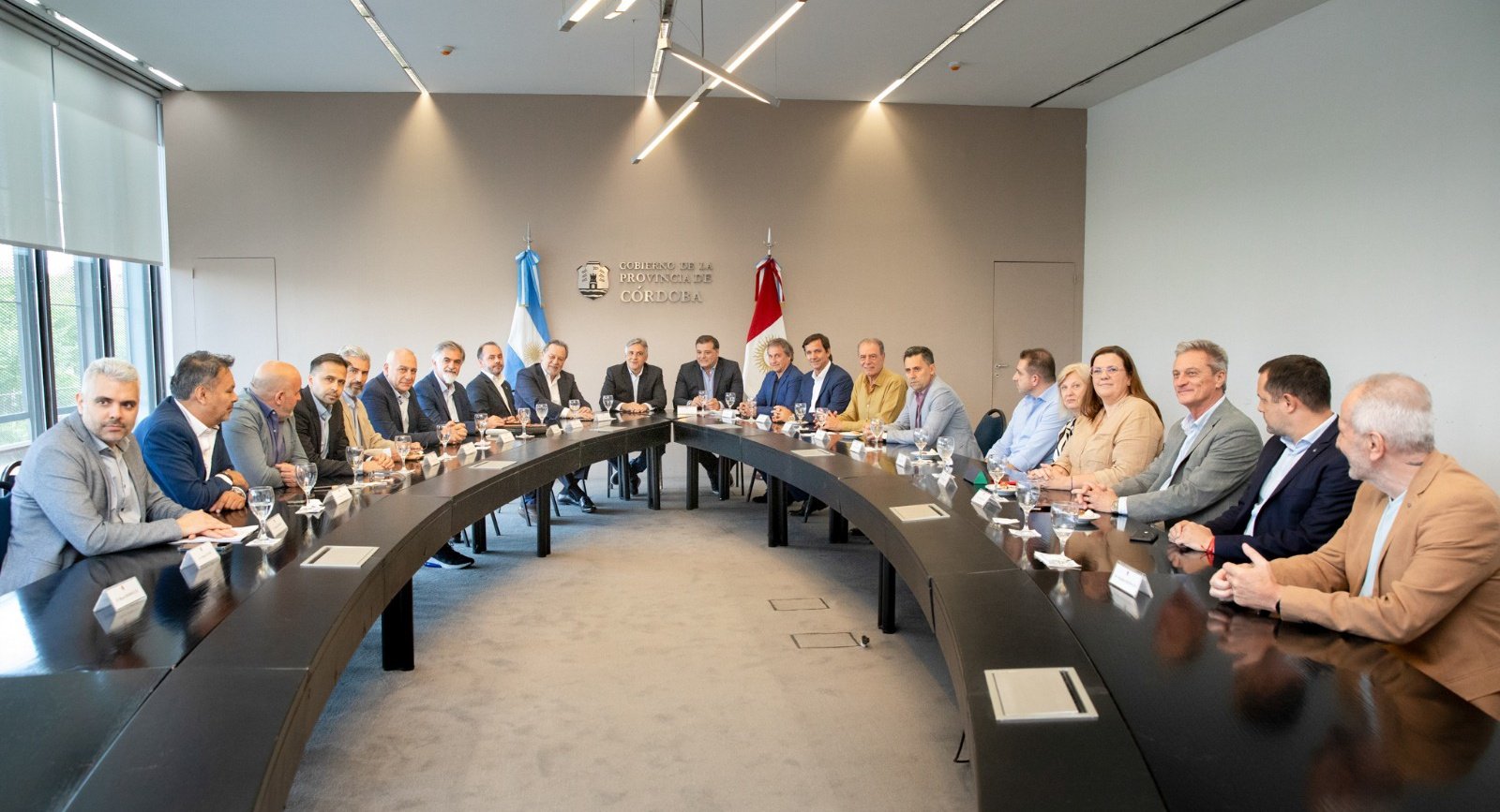 Llaryora encabezó una reunión con representantes del sector turístico • Canal C